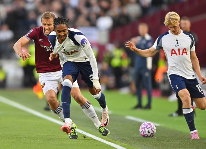 詹姆斯篮板表现抢眼，助球队逆转（詹姆斯篮板统治全场，带队上演逆转）