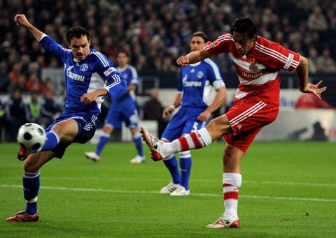 内马尔从中场跑回禁区开门球，结果队友直接开大脚让他无语