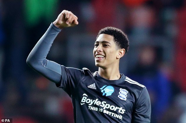 这脚任意球让门将都愣住了