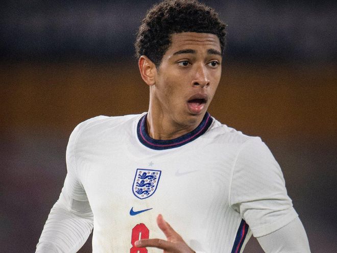 维尼修斯和阿森纳U16球员合影，2米法国门将抢镜