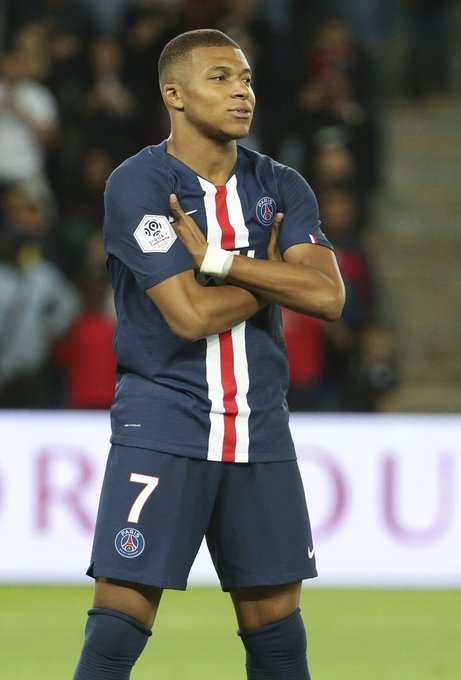 NBA：勇士主场击败灰熊 库里狂砍45分（库里轰45分，勇士主场力克灰熊）