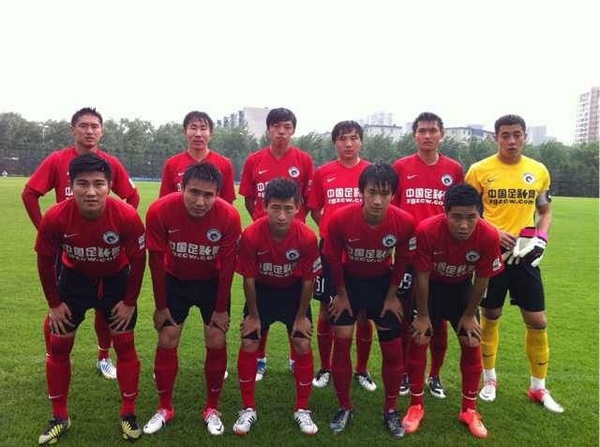 足球国足球员获赞：比赛态度专业（国足队员获赞：以专业态度投入比赛）