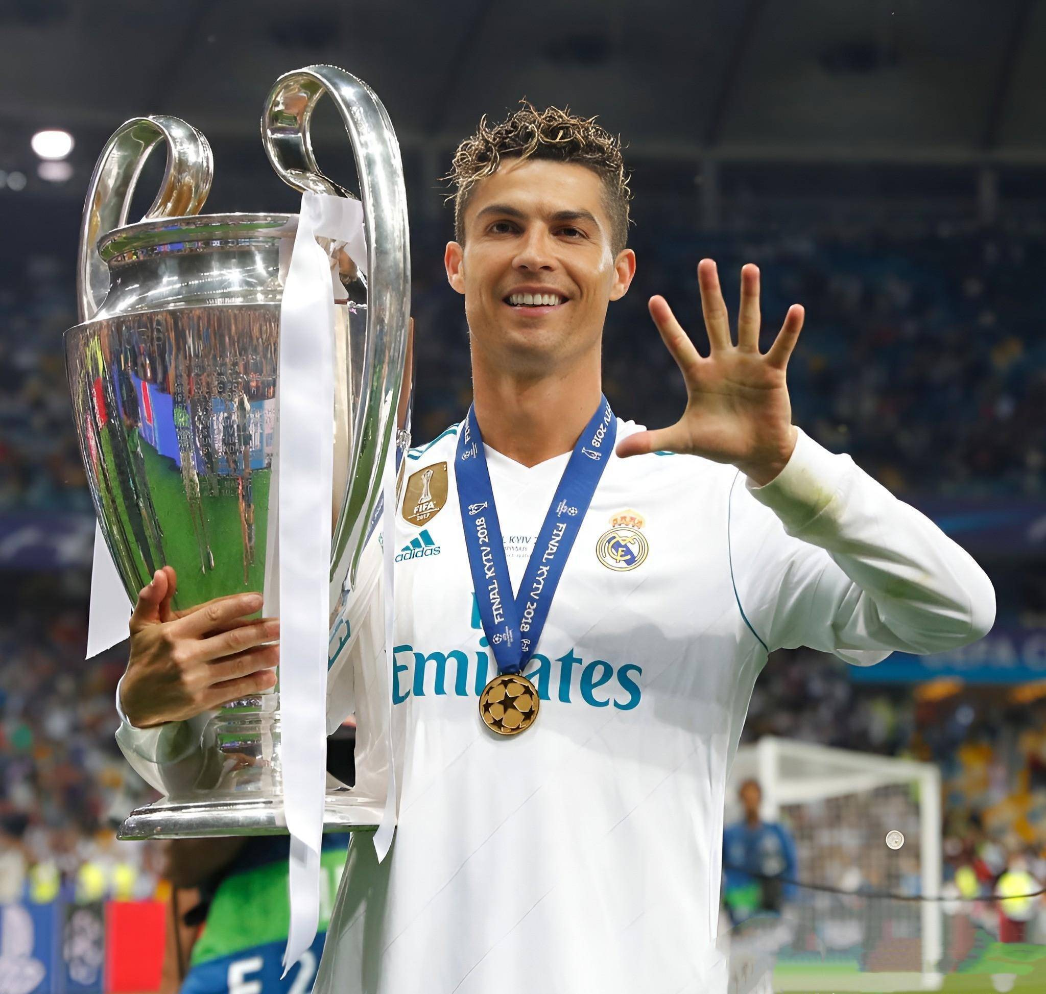 马竞表彰50年以上的老会员，球队主席塞雷佐出席并颁发纪念章（马竞为入会50年以上资深会员授勋，主席塞雷佐亲临颁发纪念章）