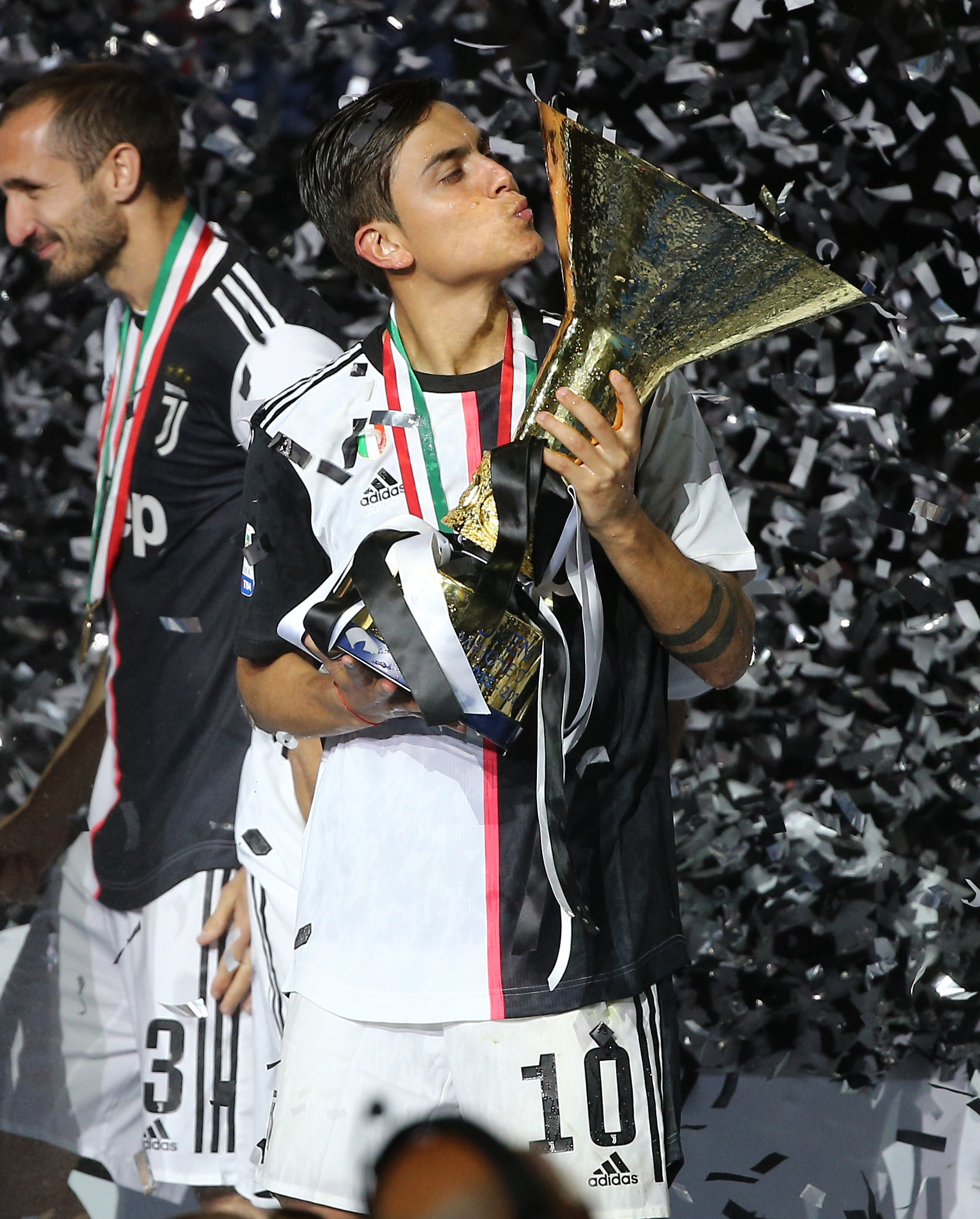 库尔图瓦昨夜对利物浦扑救8次，欧冠生涯仅次于22年决赛的9次（对阵利物浦，库尔图瓦昨夜贡献8次扑救，欧冠生涯仅次于2022决赛的9次）