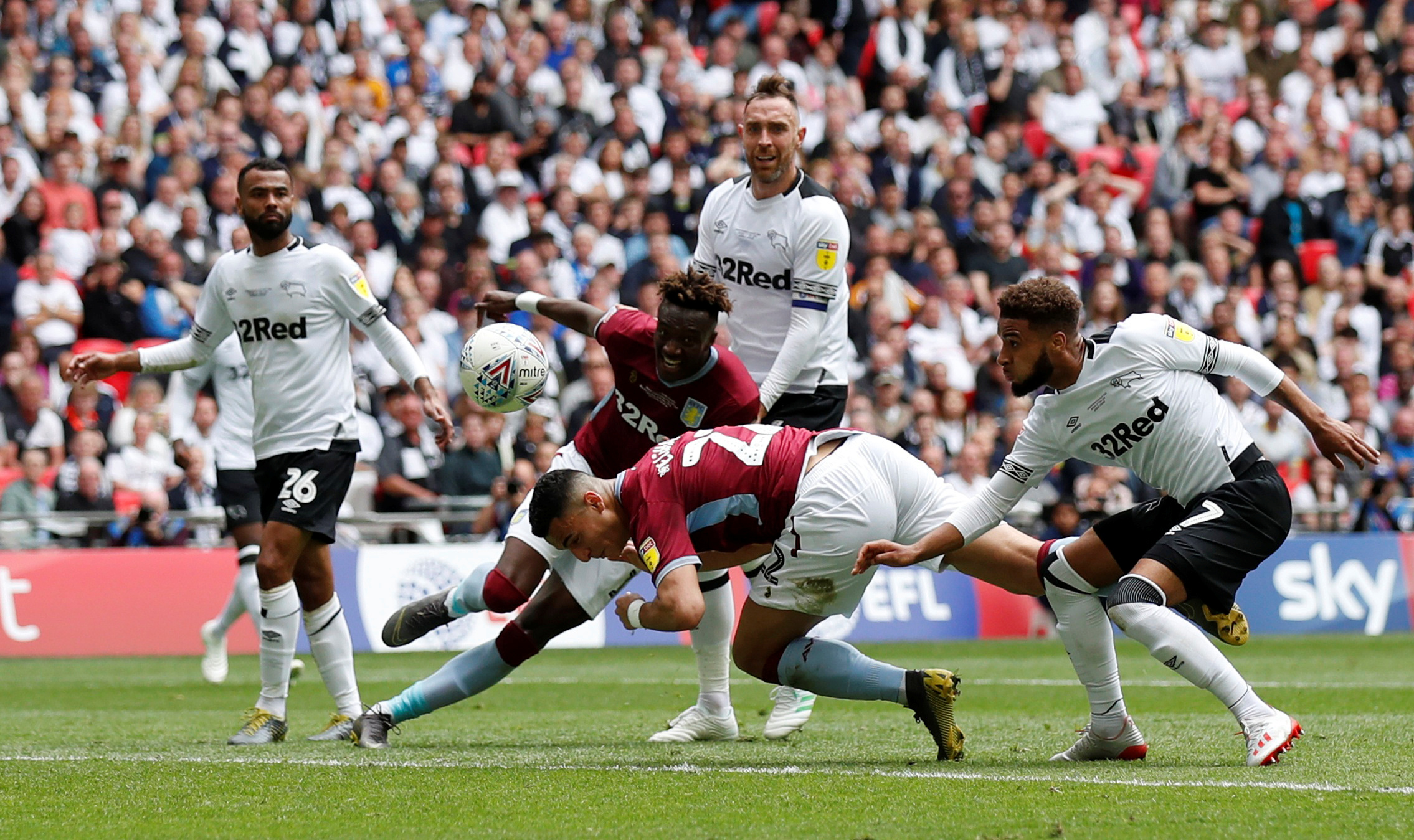 你认同吗？孔蒂说法鹰防守好，目前其欧冠失球第三多、德甲失球第二多（孔蒂称“鹰”防守出色？数据却显示：欧冠丢球第3、德甲第2）