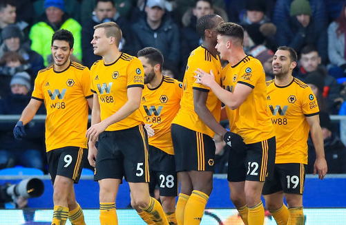 AC米兰在意大利杯负于拉齐奥，终结13场不败，放弃杯赛以专注意甲，凸显战略调整。（AC米兰意杯不敌拉齐奥，13场不败告终，弃杯专攻意甲显战略转向）