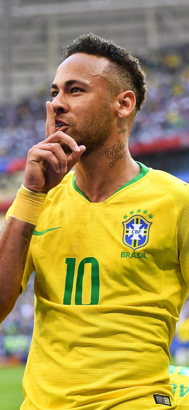 我留下！队报：海斯昨日向尼斯全队宣布将继续执教球队（海斯留任！队报称其昨已通知尼斯全队将继续执教）